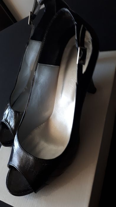 Vând pantofi piele naturală