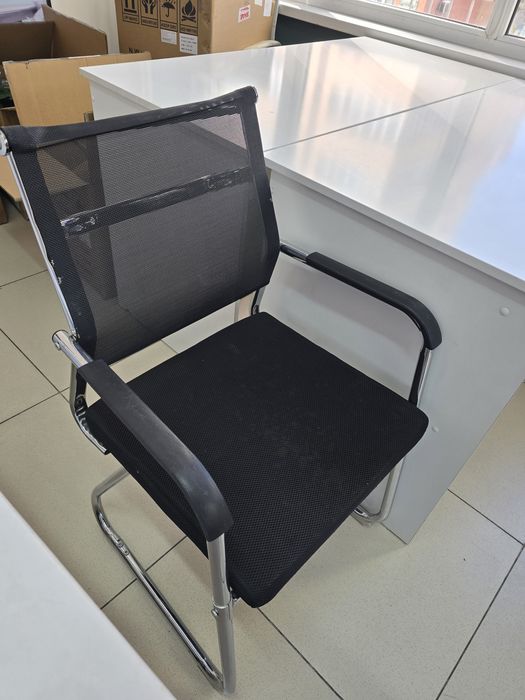 Стол офисный белый и стулья