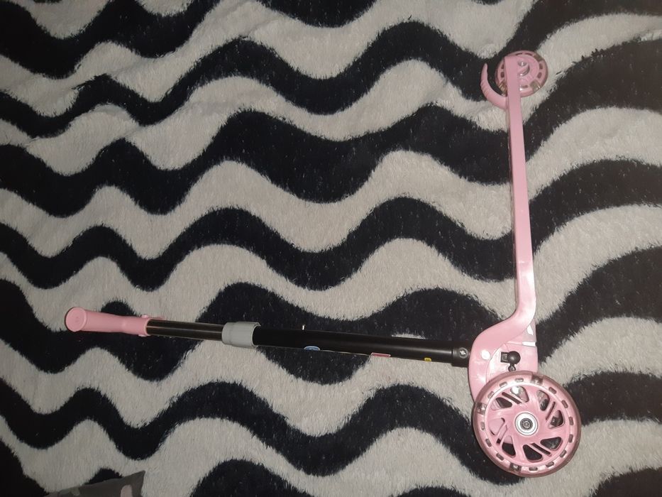 Срочно продам  детский самокат для девочек