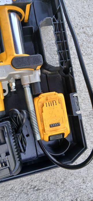 Акумулаторен такаламит DEWALT DCGG571- 18V