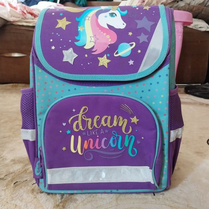 Продам рюкзак для девочки в школу .