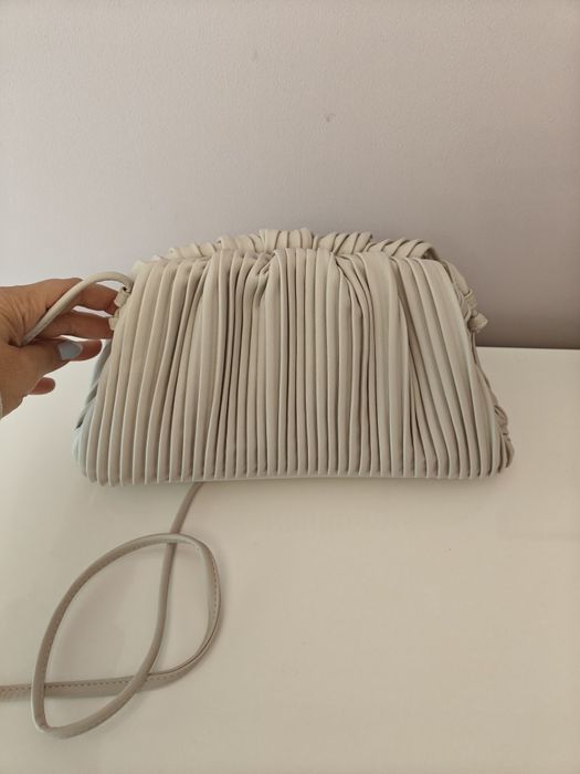 Кожена дамска чанта цвят крем