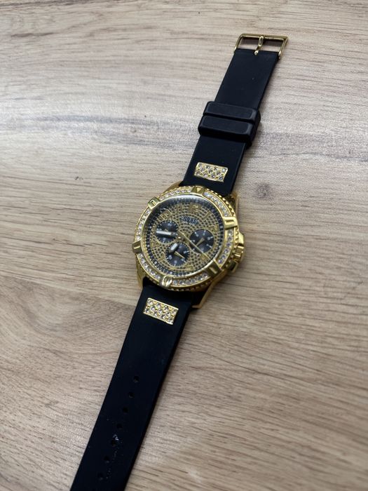 Часовник с кристали GUESS
