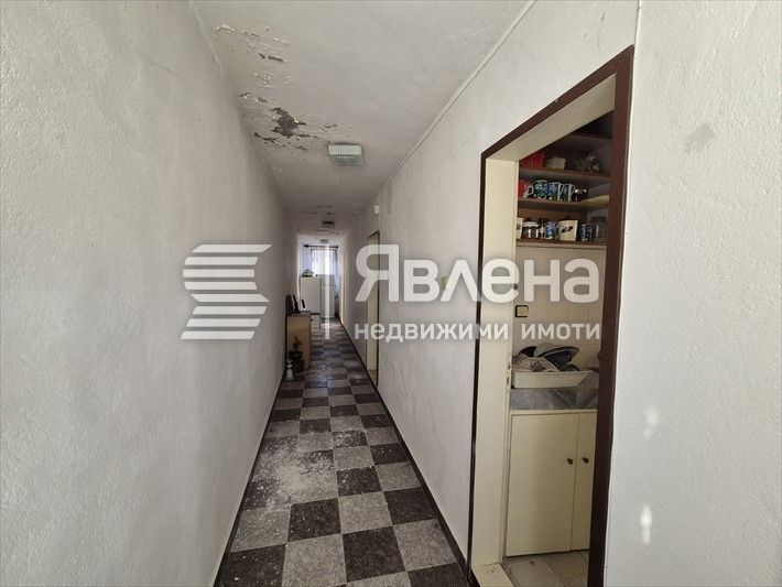 Масивна двуетажна жилищна сграда