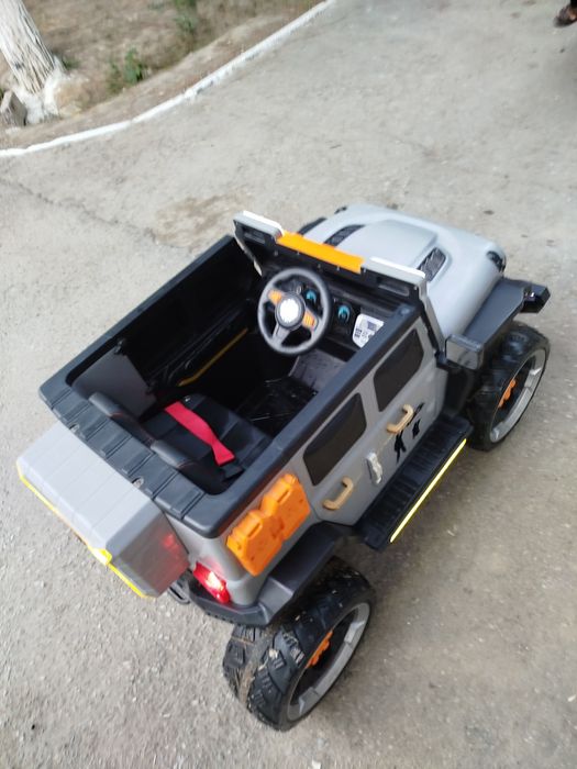 Bolalar akkumulyatorli moshina pultli deyarli yangi