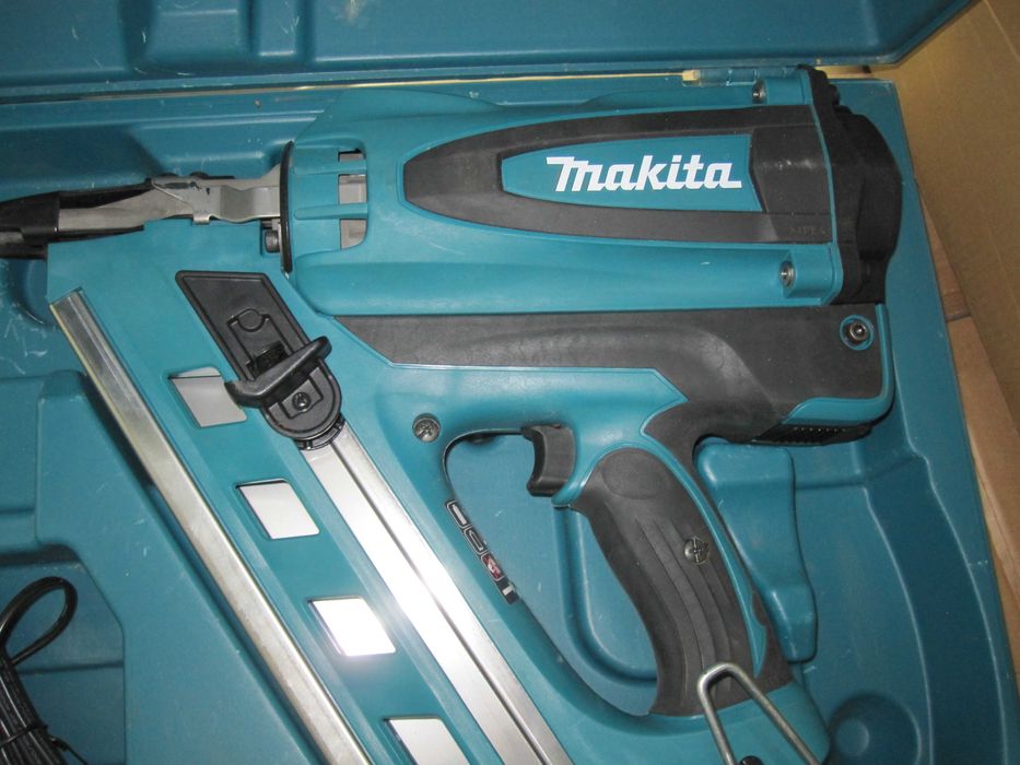 Pistol de bătut cuie fără fir Makita GN900SE 7,2 V, negru, albastru