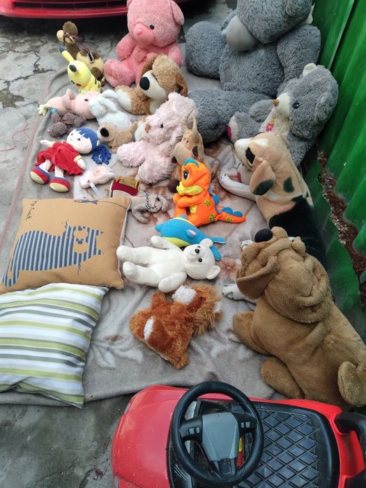 Отдам даром игрушки  символически за сладости