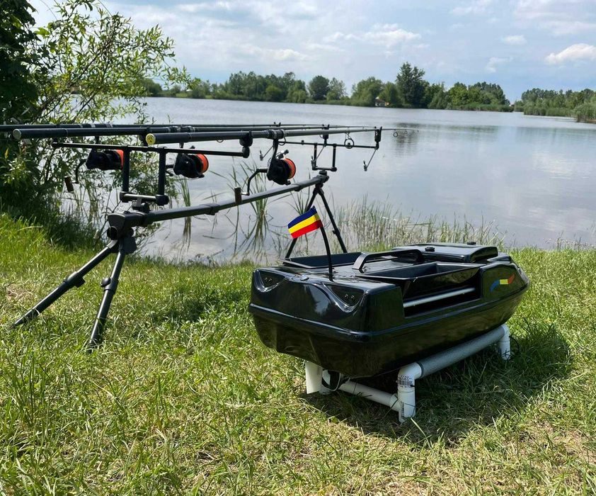 Navomodel plantat RAPTOR / Barcuta nadit pentru pescuit cu doua cuve