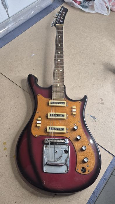 Электрогитара Урал.