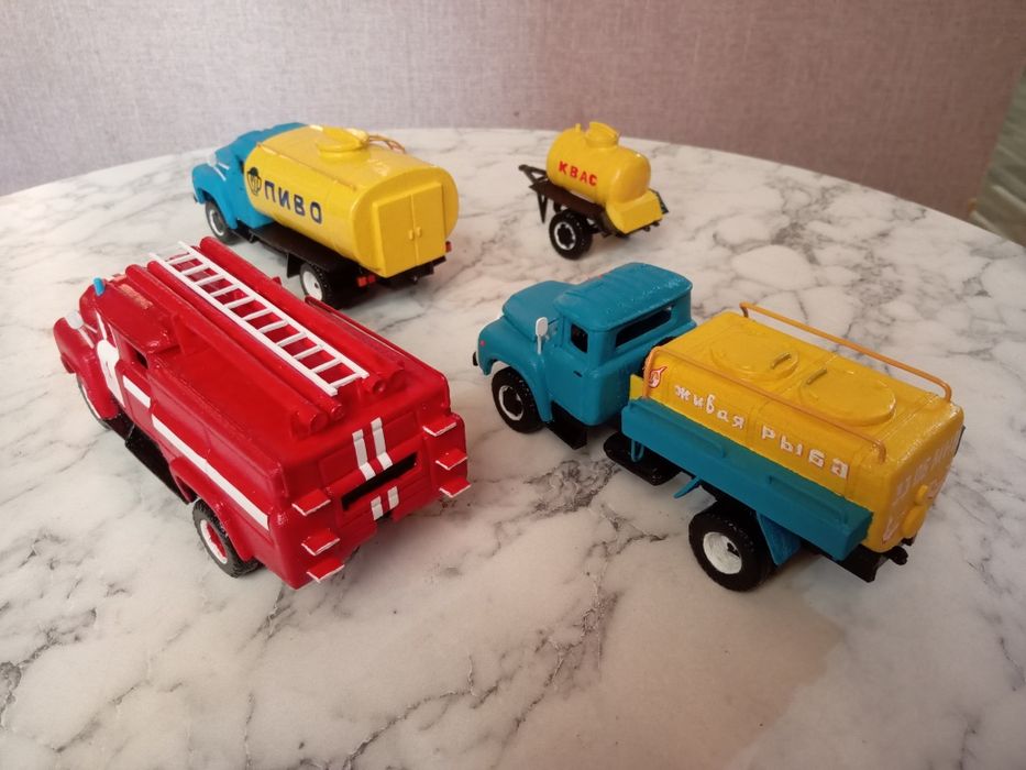 Автоцистерны ЗиЛ-130 и прицеп.