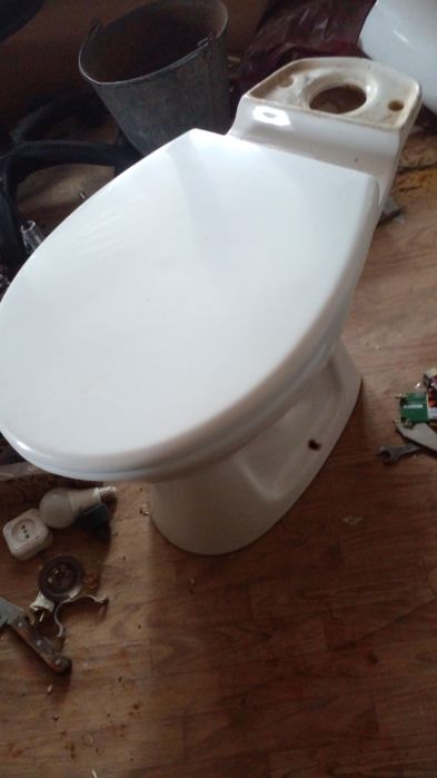 Унитаз бу без бочка с крышкой чистый внутри 5000тн