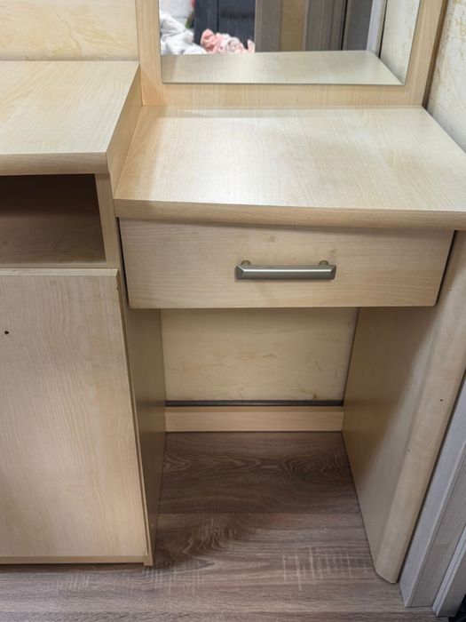 Трюмо с зеркалом