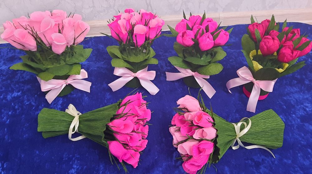 Бисерден жасалған гүлдер сатылады.