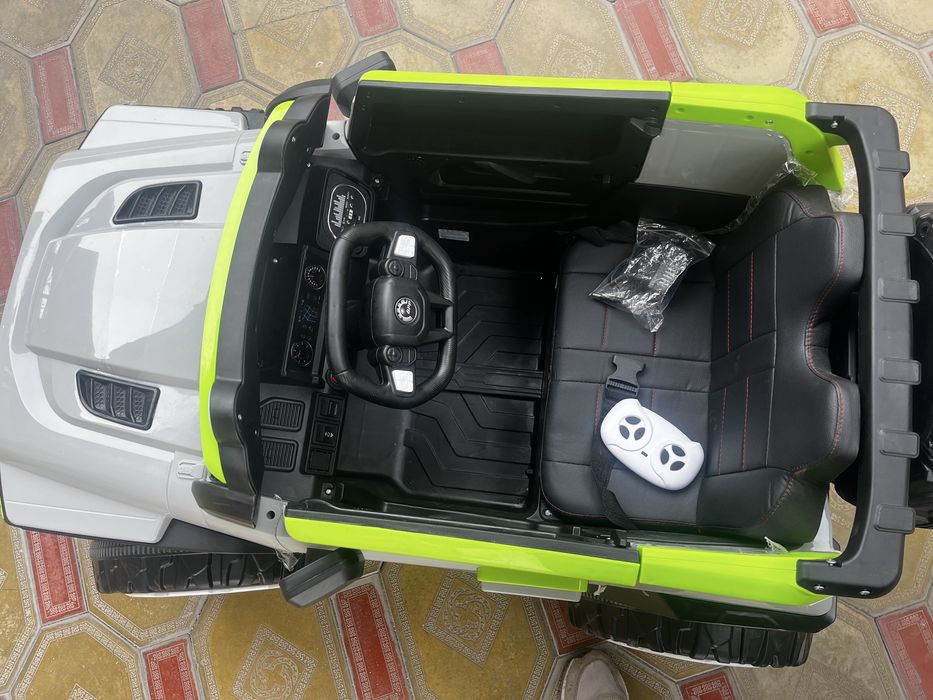 игрушная машинка ,детская машинка