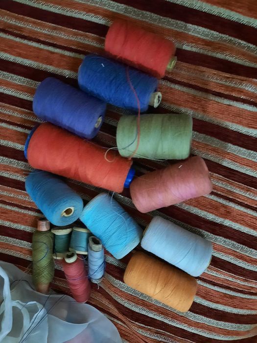 Нитки в катушках .Цветные.