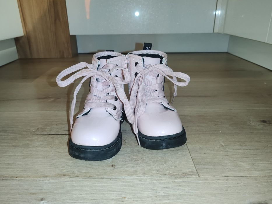 Продавам детски боти