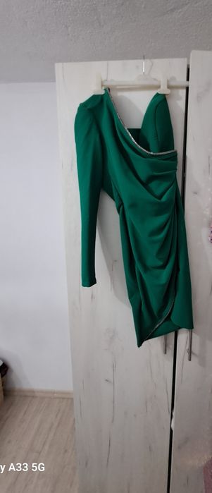 Rochie, mărimea S, cu o singură mânecă.