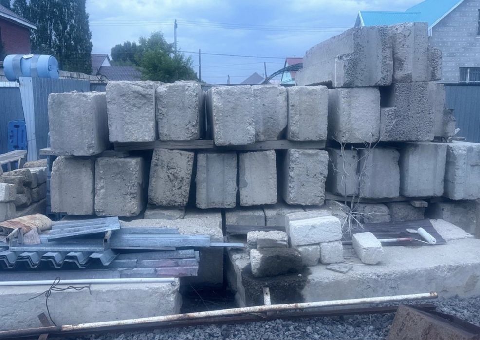 Продам плиты, фундаментные блоки и стеновые блоки СРОЧНО