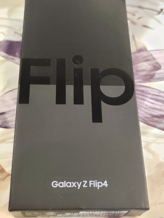 Samsung.   flip 4