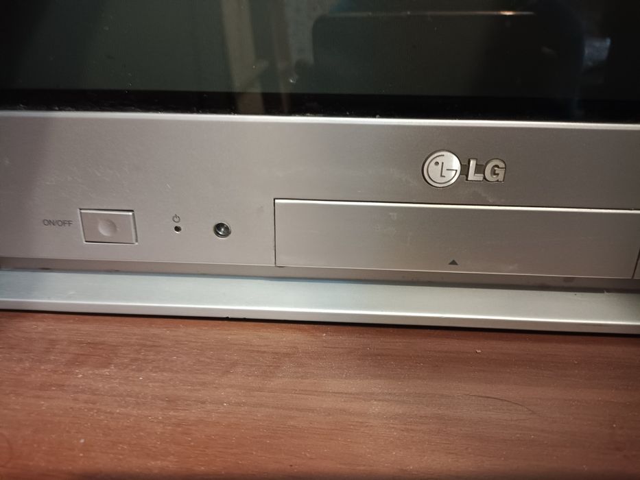 Телевизор Lg  работает.