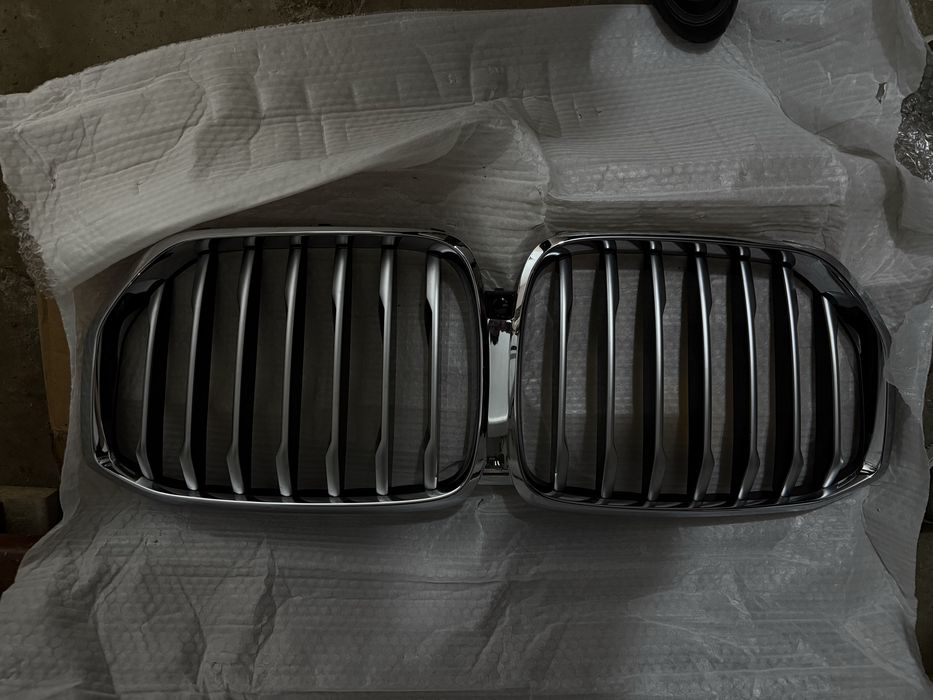 Продам оригинал решетку на BMW G05