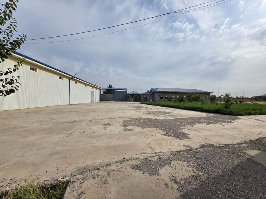 Паркент туманида  Фармзавод Сотилади 1.65-Гектар