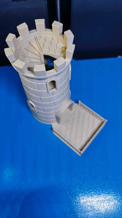 Turn pentru zaruri cu platformă