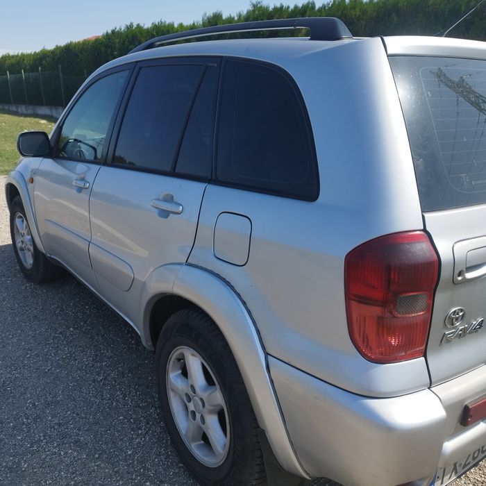 Продавам Тойота  рав 4