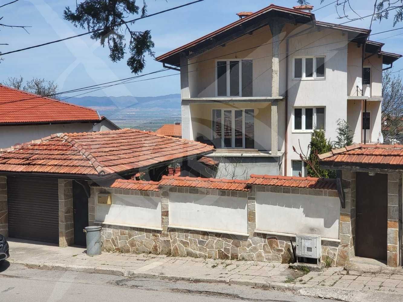 Къща с двор, с. Лозен с. Лозен • OLX.bg