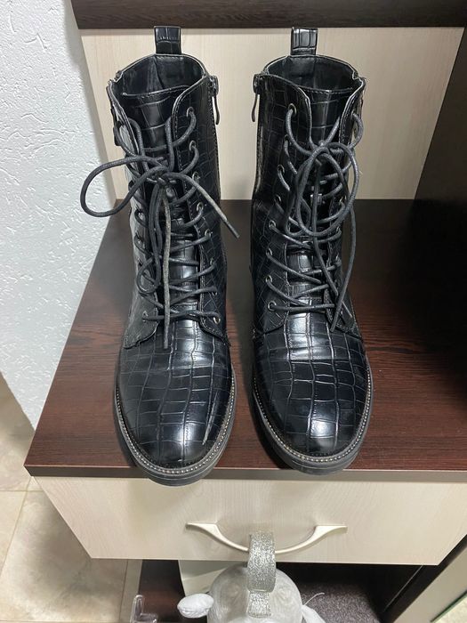 Употребявани и нови боти и сникърси.