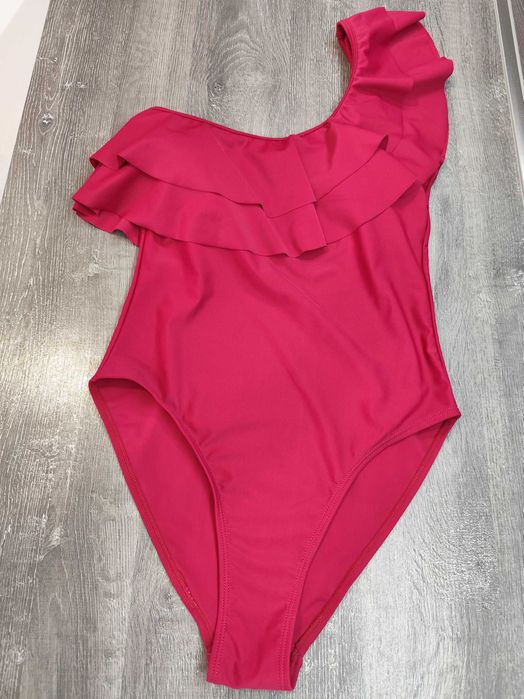 Елегантен цял бански с едно рамо и двойни къдри