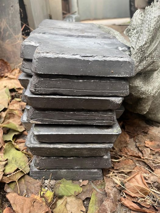 Свинец в слитках