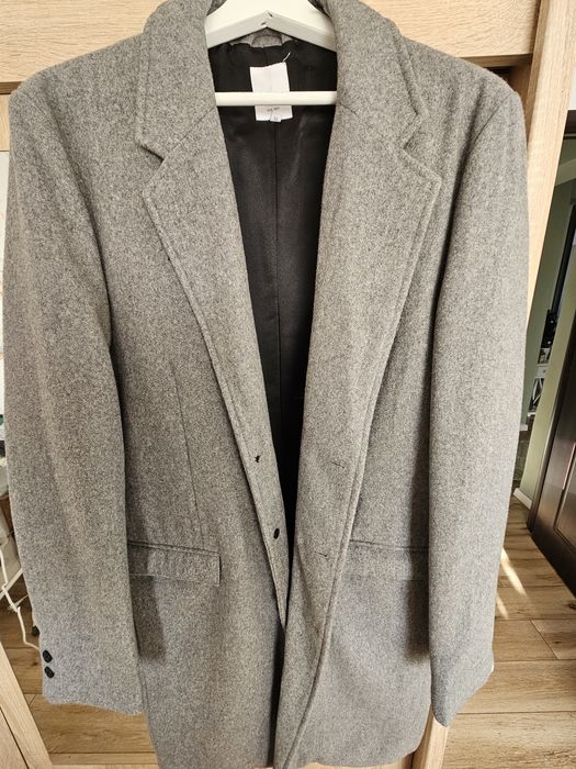 Vând palton de iarnă,marca Lindbergh. Mărimea M