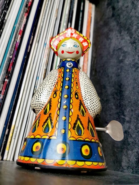 Антикварна колекция навиваща играчка фигура матрьошка кукла метална