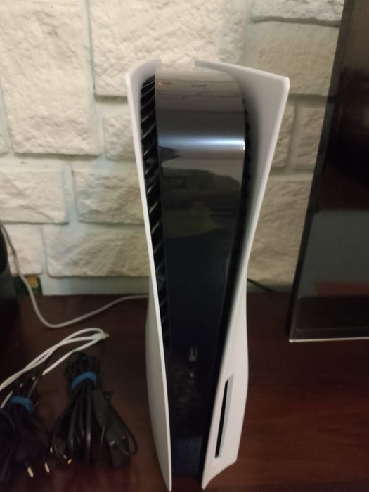 Продам PlayStation 5 + аксессуары + подарок