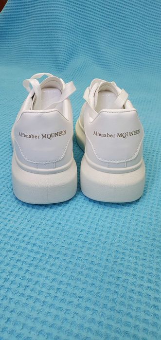 Продам кроссовки женские