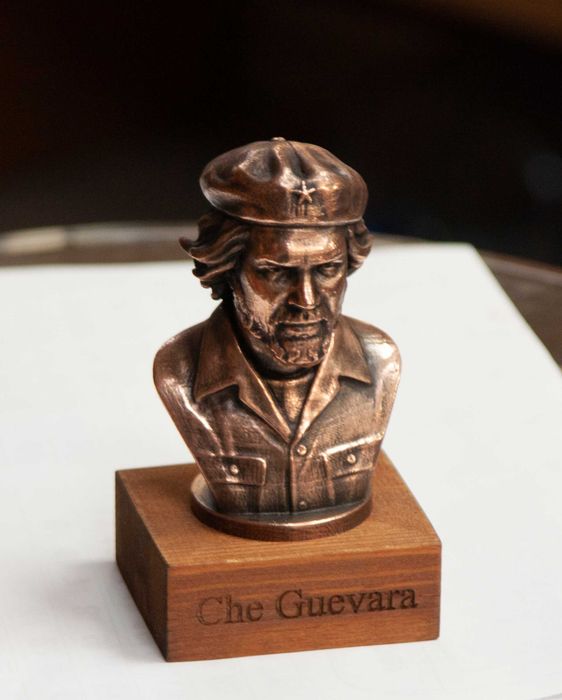 Бюстове на революционери-Ленин,Че Гевара,Атататюрк
