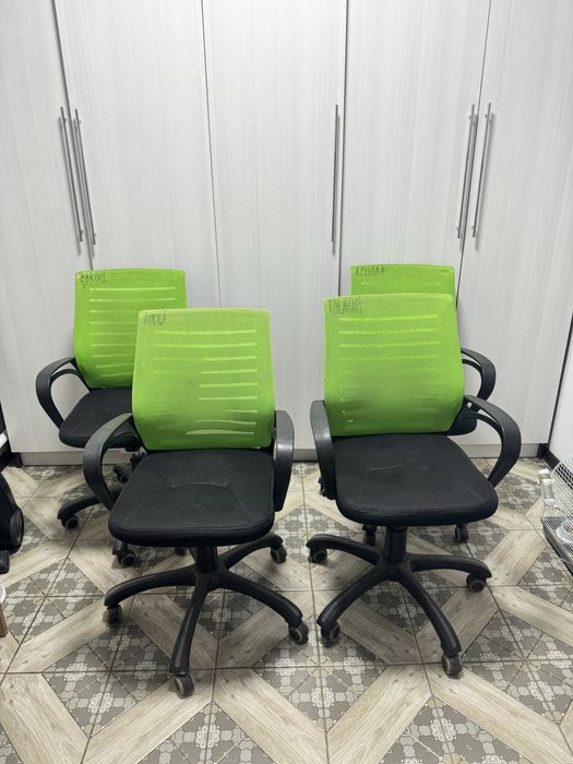 Офисные кресла 7 штук