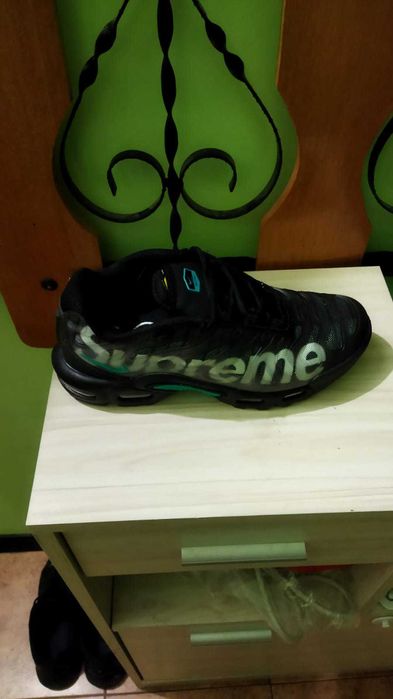 Продавам чисто нови маратонки nike supreme размер 41 но отговаря на 40