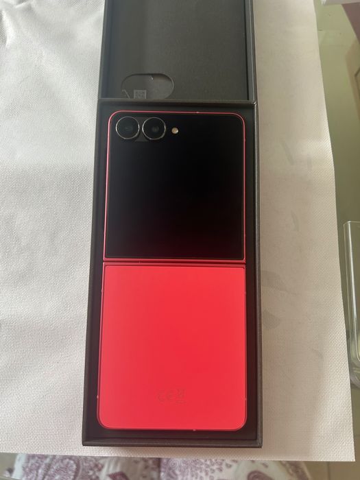 Samsung Galaxy Z Flip 7 - Нов 2 години гаранция + калъфче и протектор