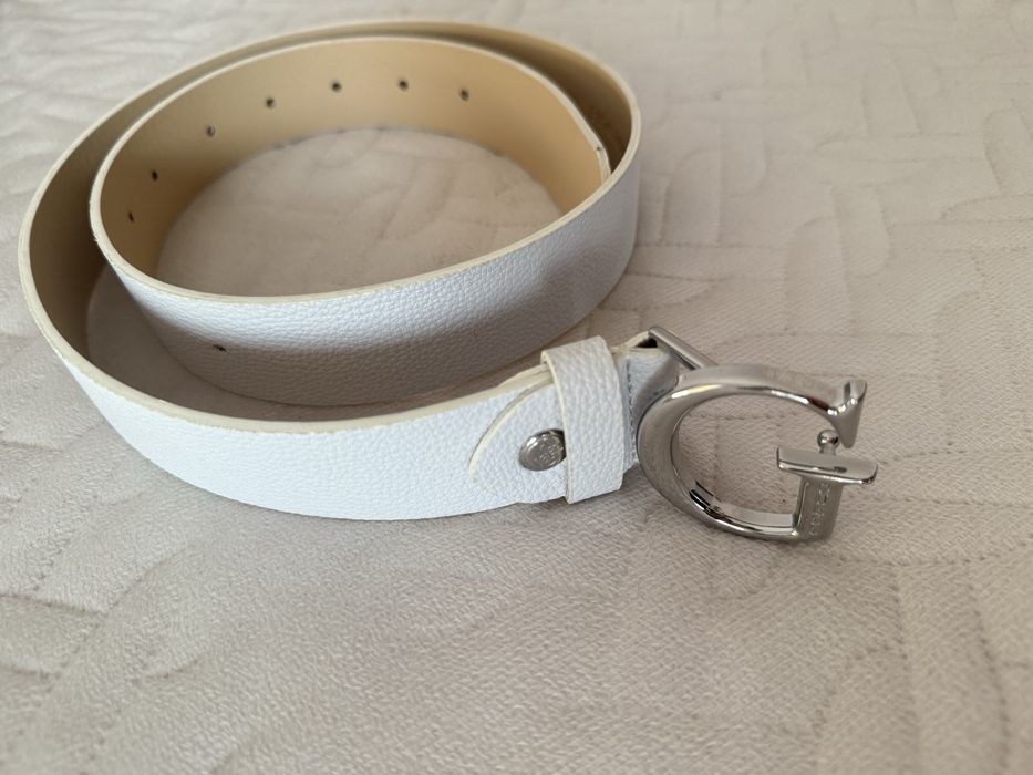 Оригинален дамски колан GUESS – бял, еко кожа, със сребриста катарама