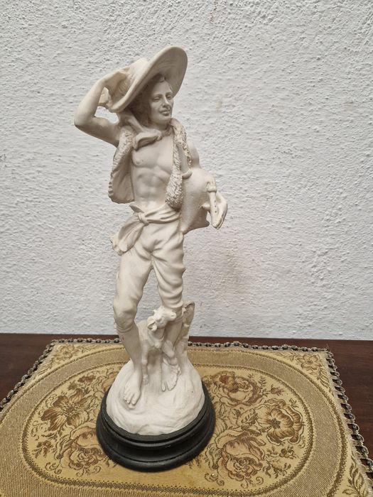 Красива фигура "Момче с овце"