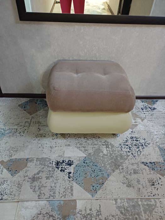 Пуфик на ножках 11000 тенге