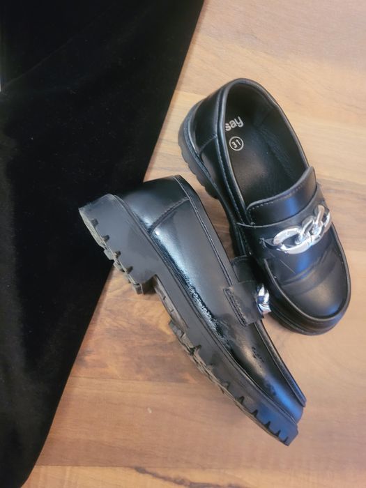 Pantaloni negrii eleganți și pantofi cu toc