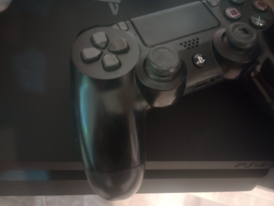 Vând PS4 Pro+două contolere+15 jocuri