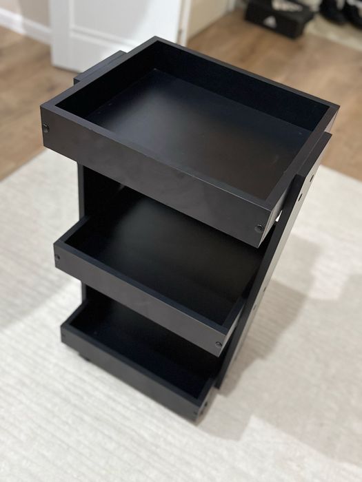 Деревянный стол для косметолога