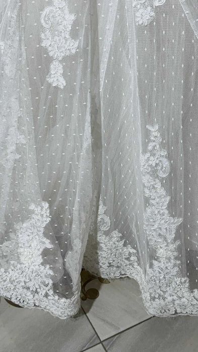 Rochie de mireasă tip sirenă cu dantelă și trenă