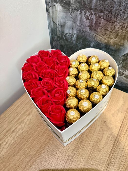 Подаръчна кутия сърце с Ferrero Rocher и декоративни рози