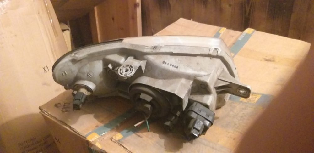 Hyundai Accent - оригинален фар