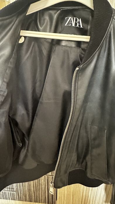 Дамско бомбър яке на Zara